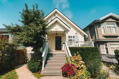 2267 NAPIER STREET, Vancouver BC V5L 2P3