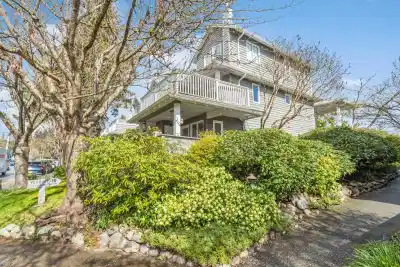 205 1518 BOWSER AVENUE, North Vancouver BC V7P 2Y3