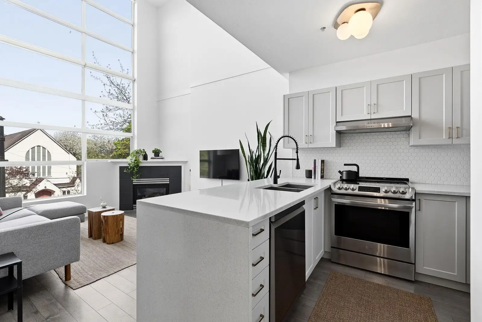 327 418 E BROADWAY STREET, Vancouver BC V5T 1X2