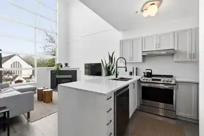 327 418 E BROADWAY STREET, Vancouver BC V5T 1X2