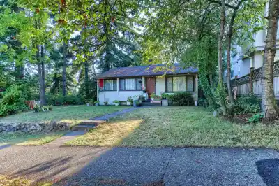 8287 VICTORIA DRIVE, Vancouver BC V5P 4A7