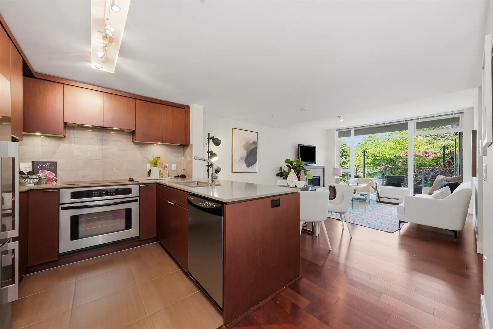 205 158 W 13TH STREET, North Vancouver BC V7M 0A7