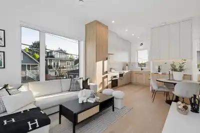 2754 GRAVELEY STREET, Vancouver BC V5K 3J7