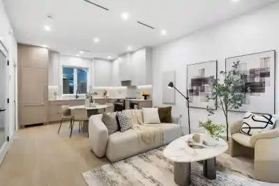 3277 GRAVELEY STREET, Vancouver BC V5K 3K8