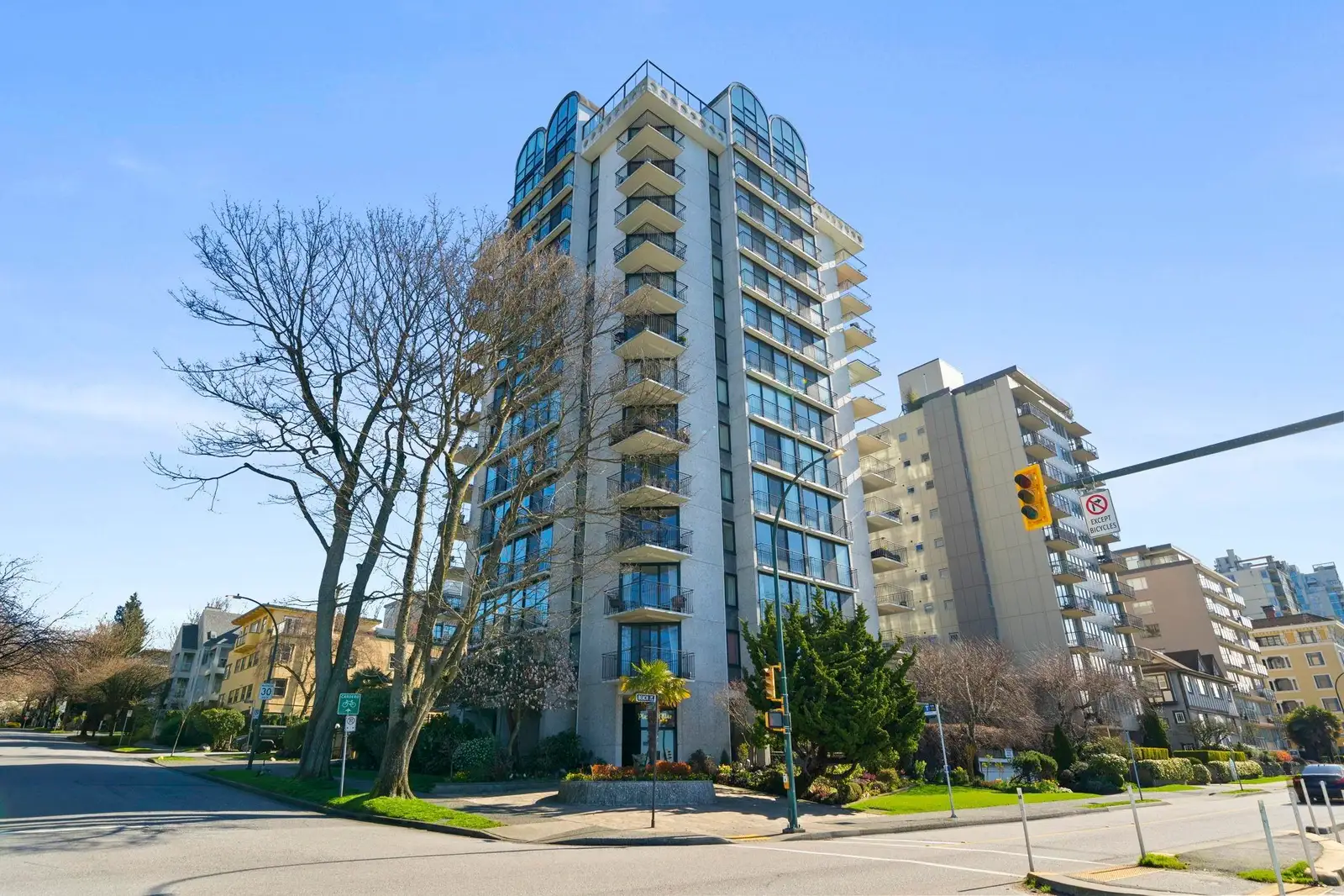 402 1575 BEACH AVENUE, Vancouver BC V6G 1Y5