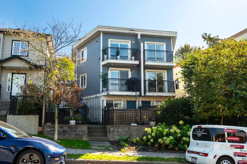 2048 TRIUMPH STREET, Vancouver