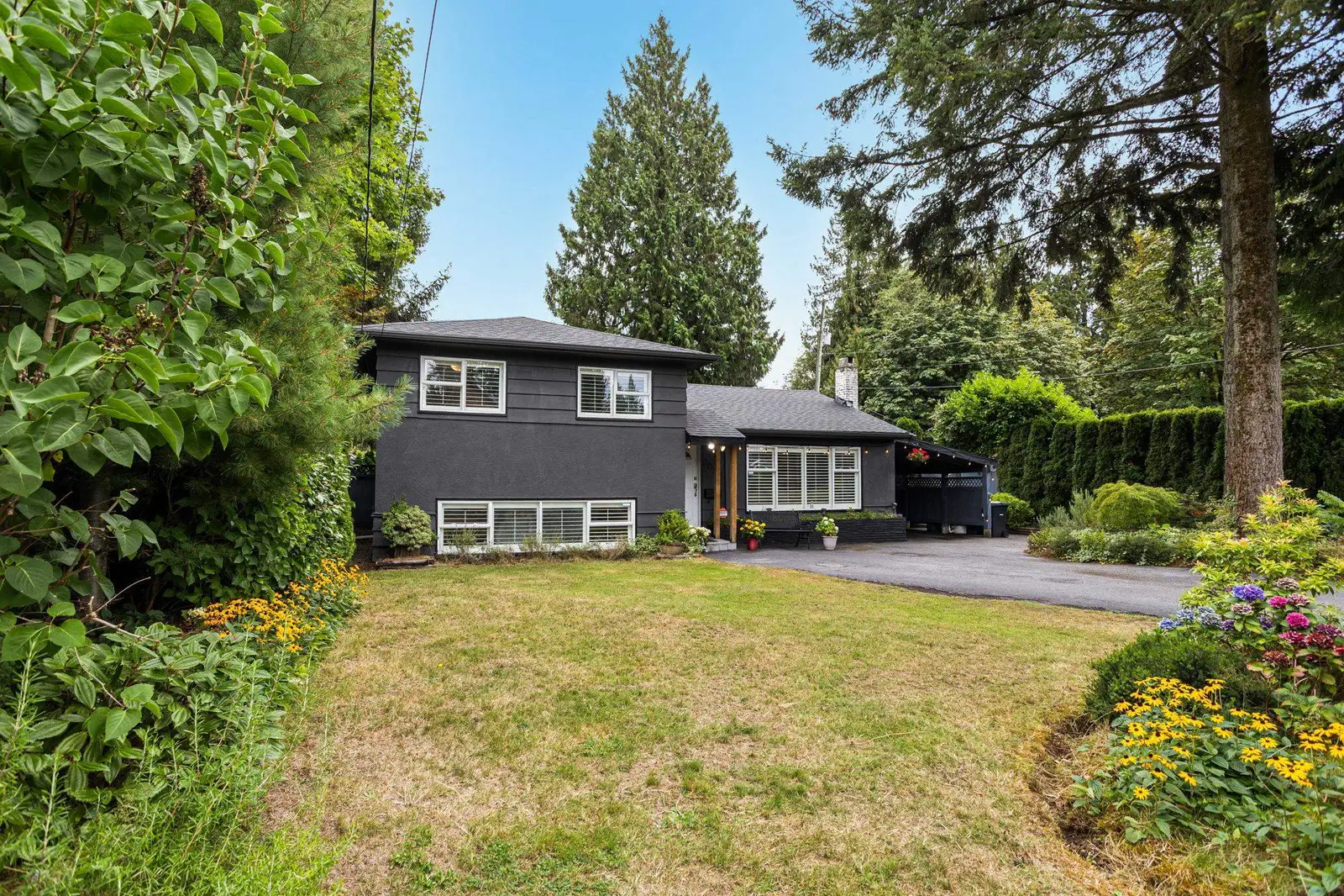 3020 THORNCLIFFE DRIVE, North Vancouver BC V7R 2T1