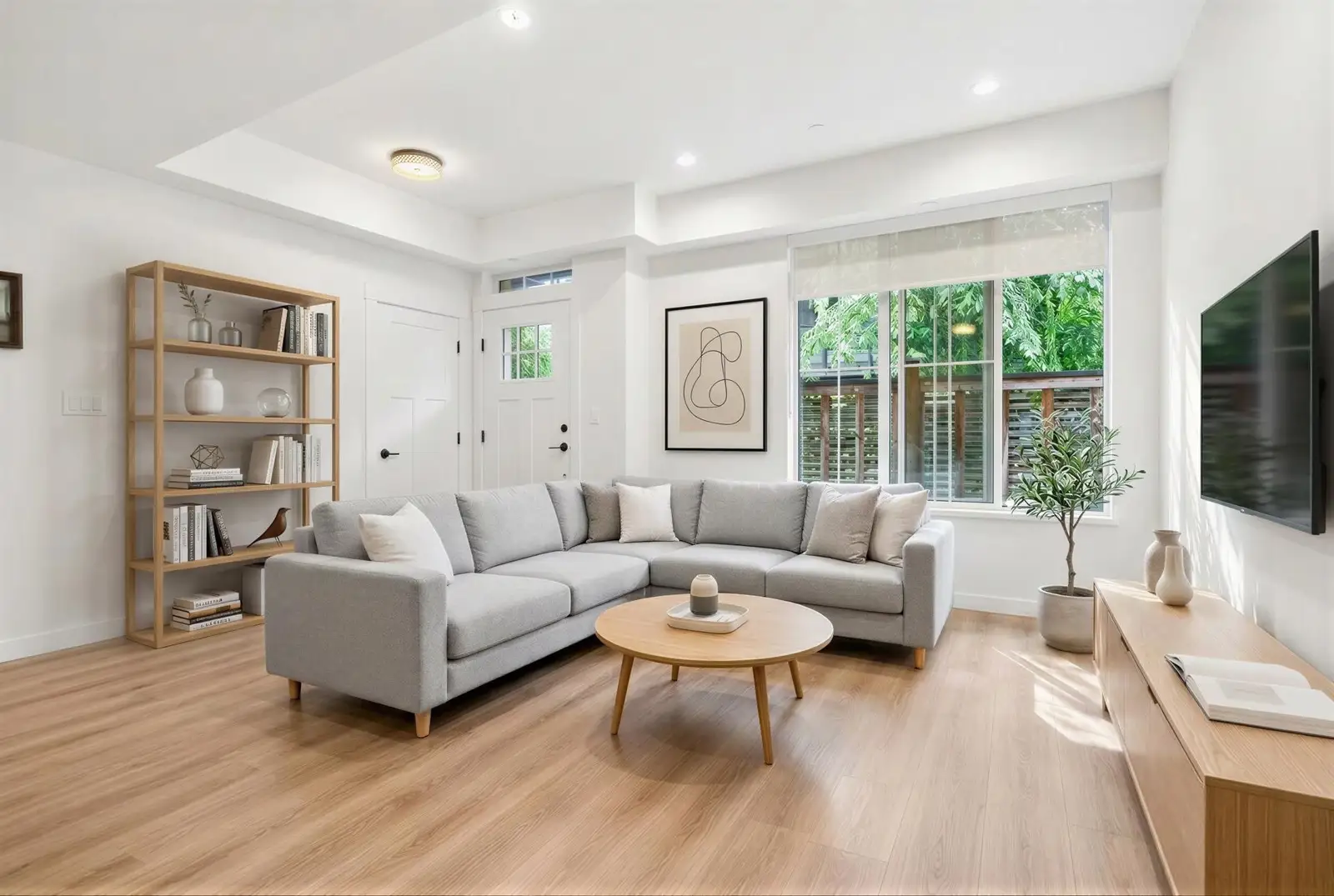 6 237 RIDGEWAY AVENUE, North Vancouver BC V7L 0H6