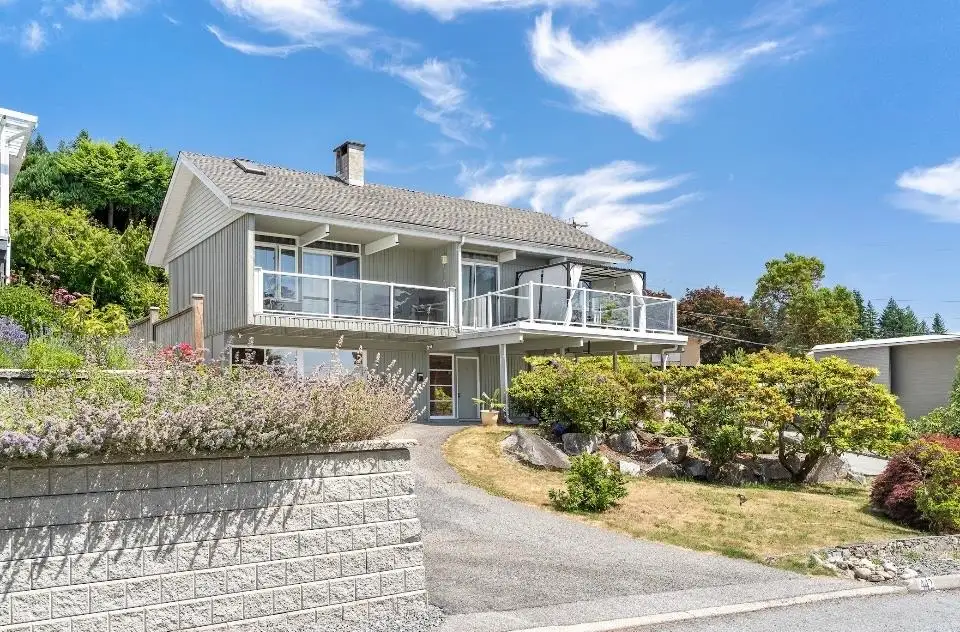442 MONTERAY AVENUE, North Vancouver BC V7N 3G2