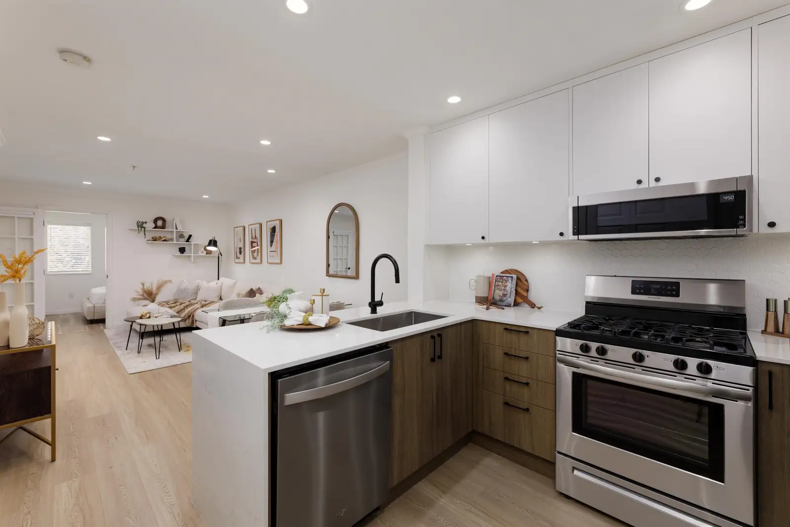 688 E 16TH AVENUE, Vancouver BC V5T 2V4