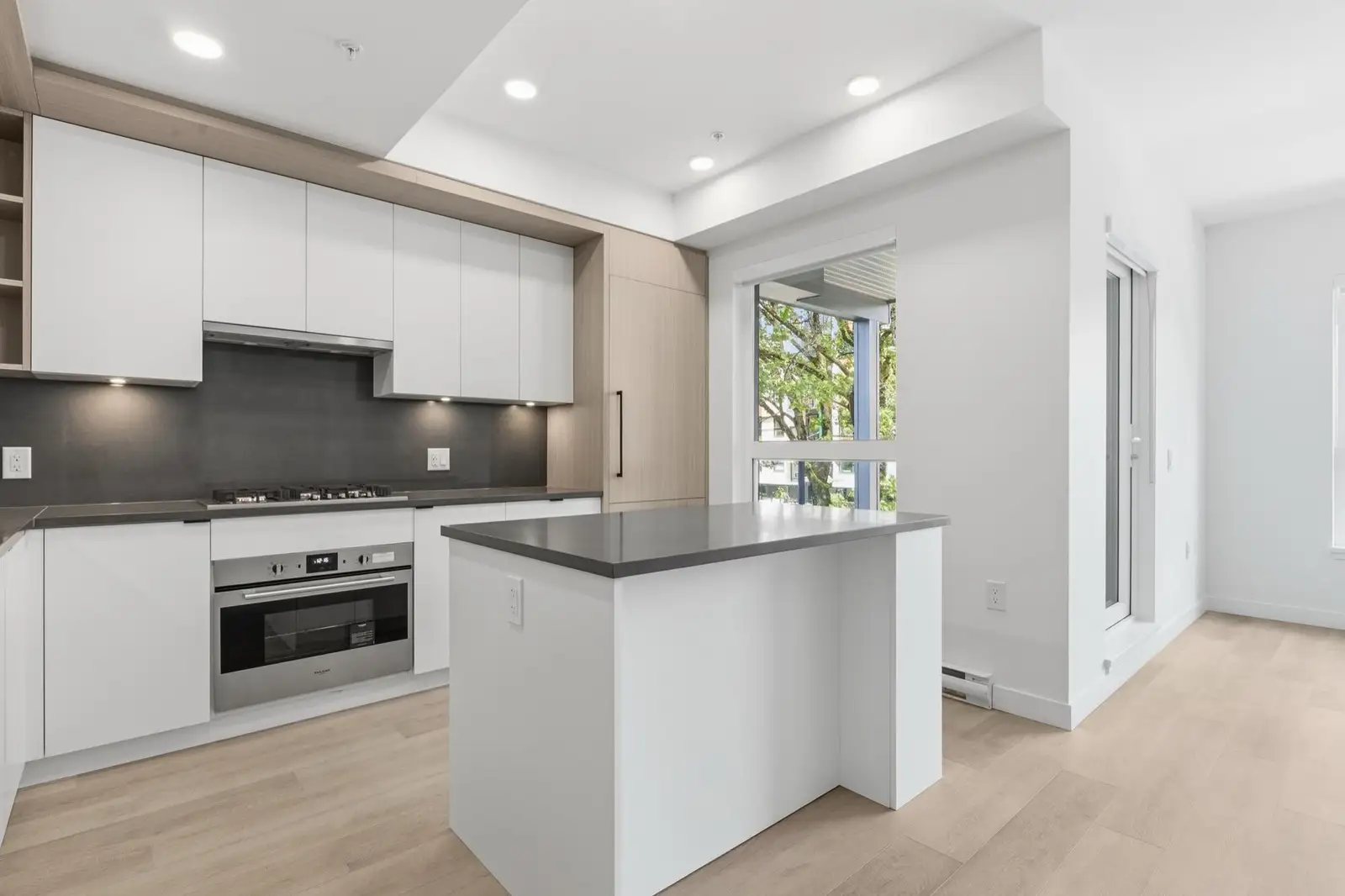 203 2268 E BROADWAY, Vancouver BC V5N 0L2