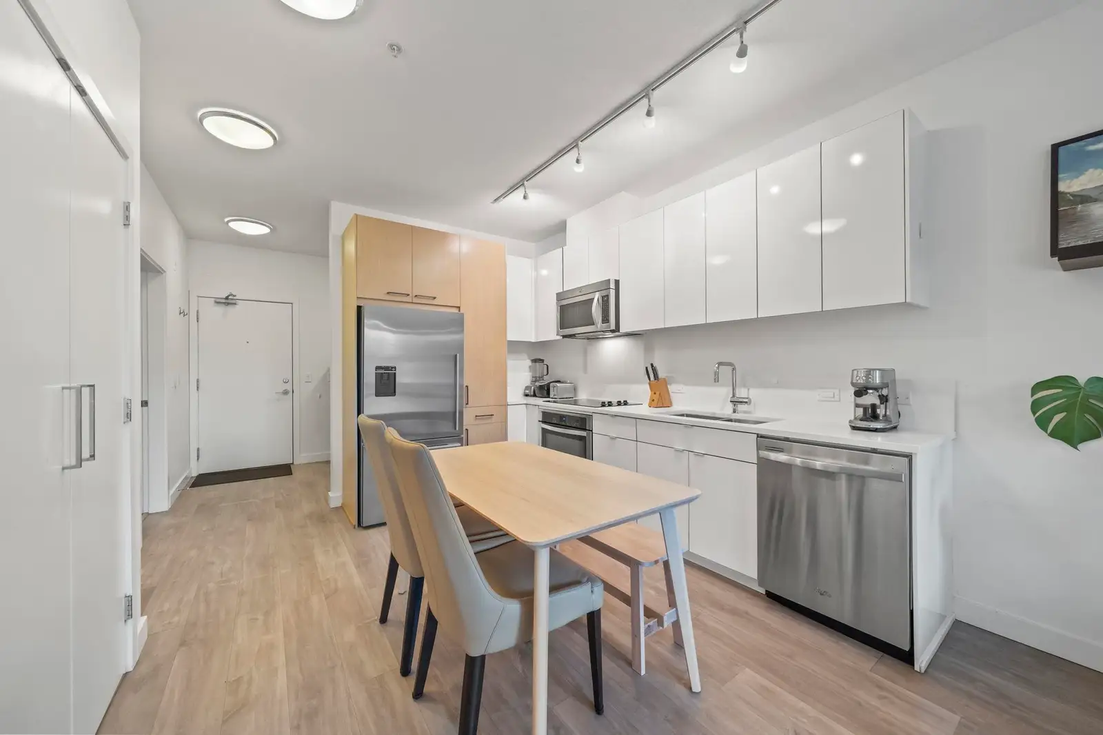 214 1621 HAMILTON AVENUE, North Vancouver BC V7P 0B6