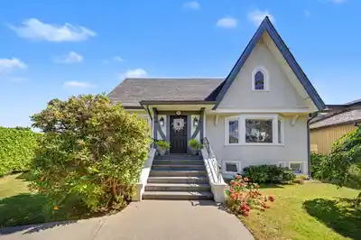 952 GRAND BOULEVARD, North Vancouver BC V7L 3W8
