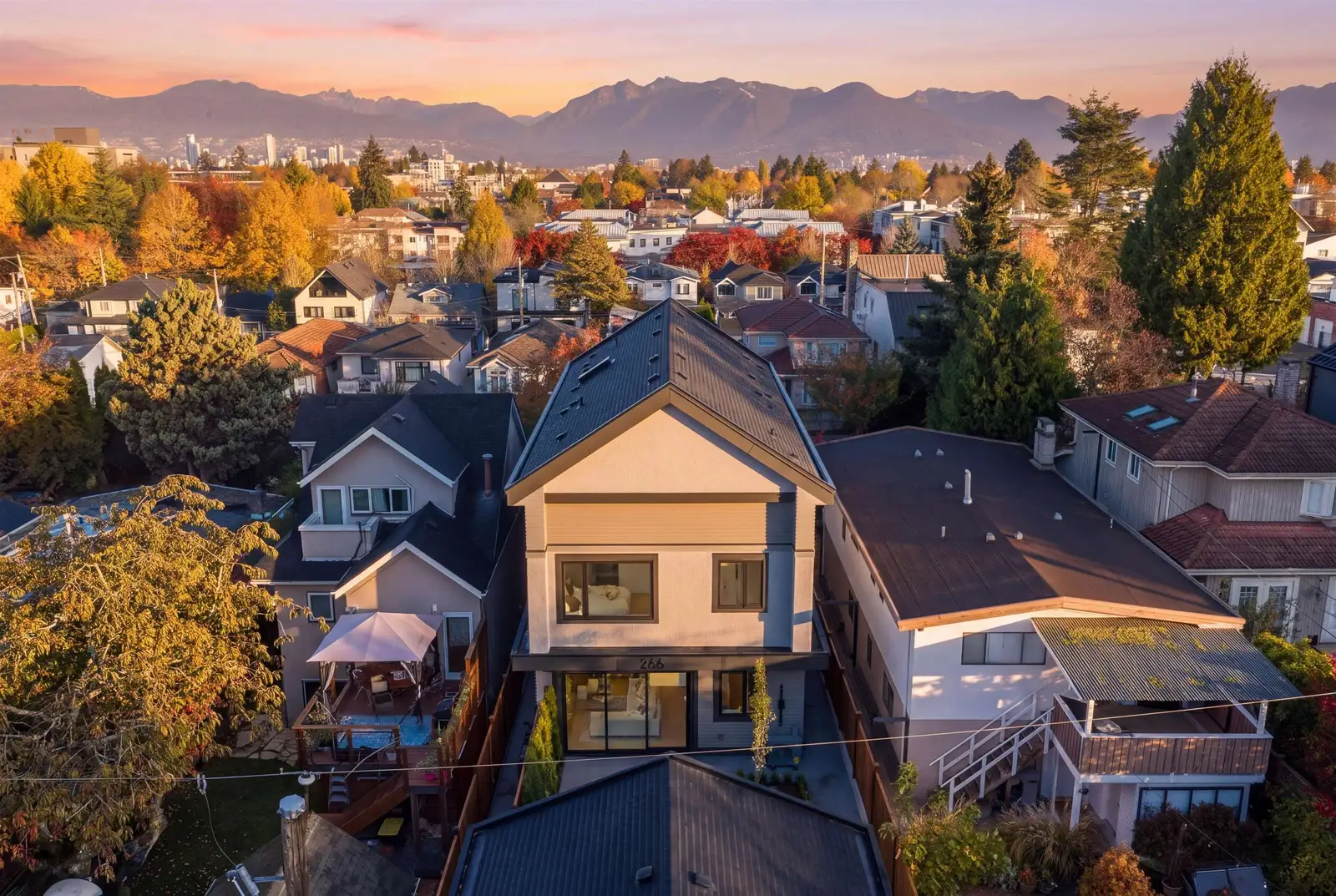 2 266 E 38 AVENUE, Vancouver BC V5W 1H4