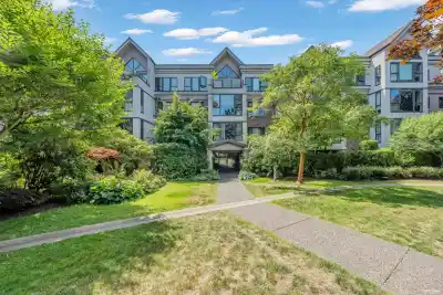 210 175 E 10TH STREET, North Vancouver BC V7L 4W1