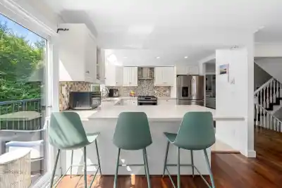 4 230 W 16TH STREET, North Vancouver BC V7M 1T6