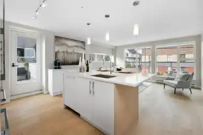 2512 FRASER STREET, Vancouver BC V5T 3V4
