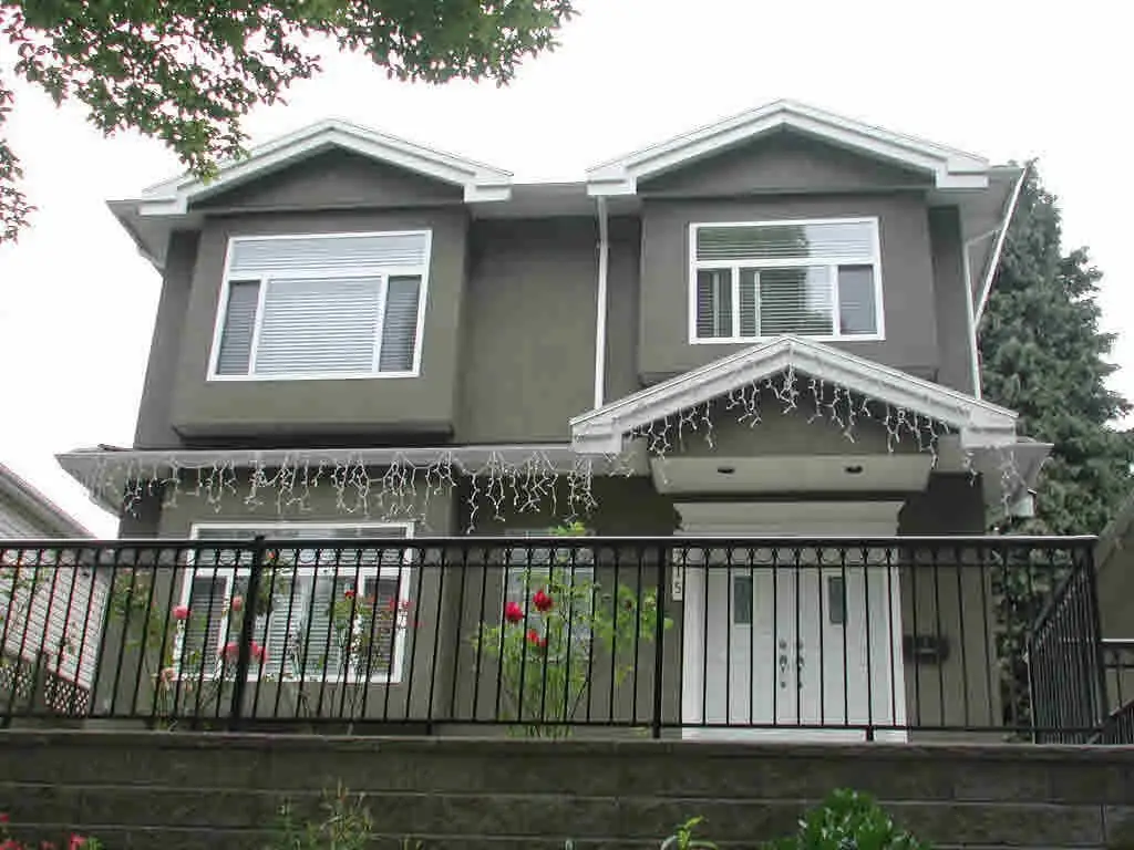2715 E BROADWAY, Vancouver BC V5M 1Y7