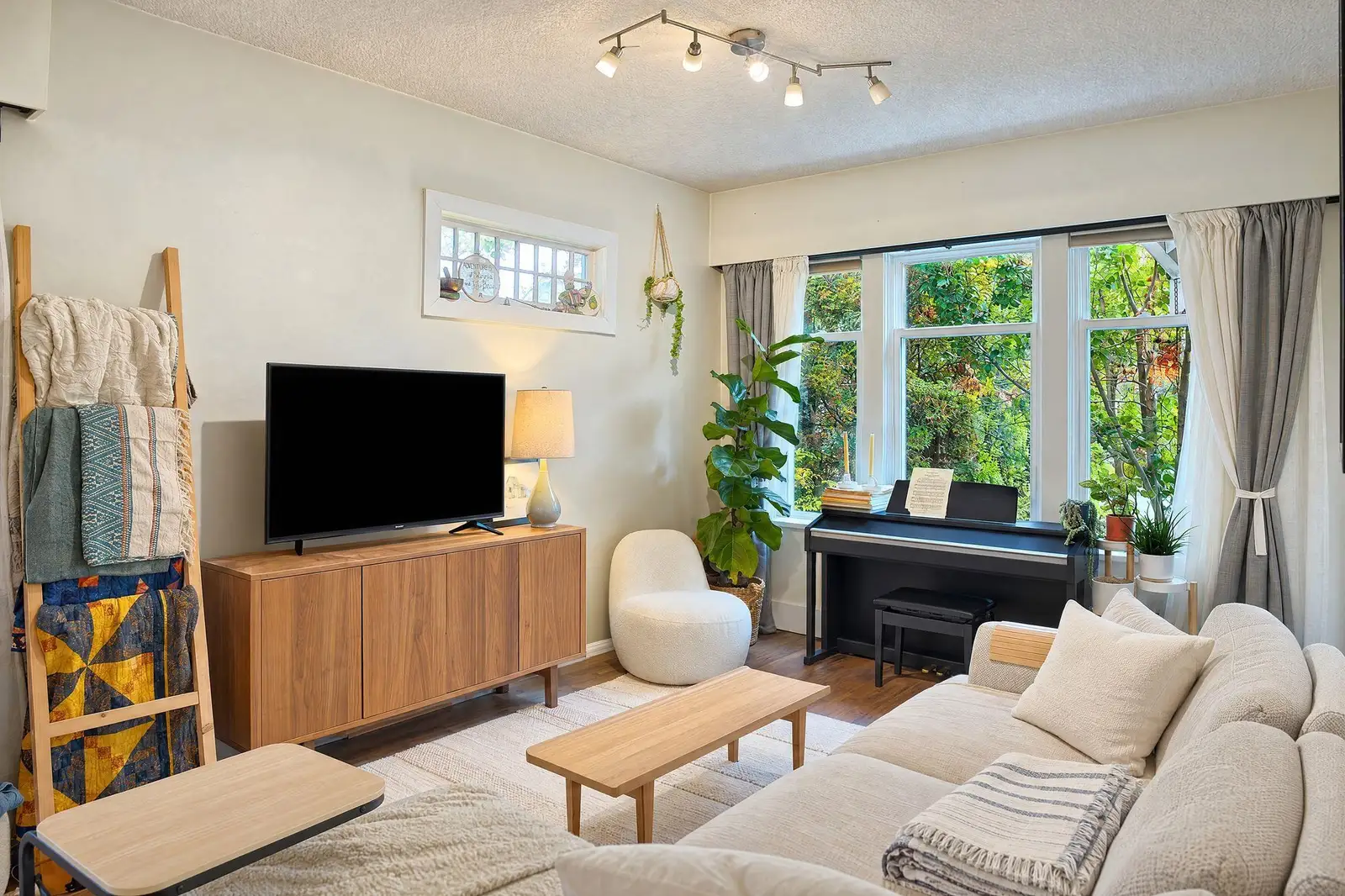 1701 SEMLIN DRIVE, Vancouver BC V5N 4P6