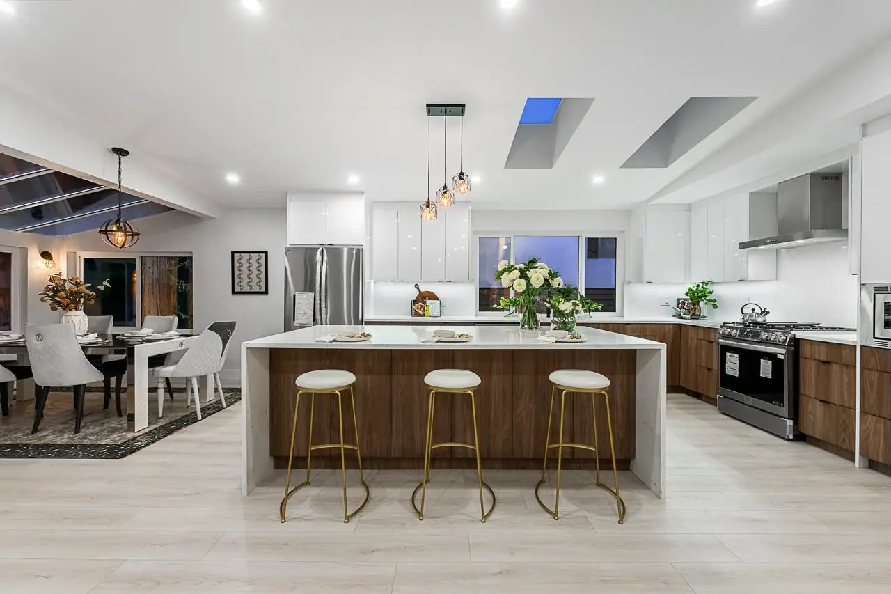 531 GREENWAY AVENUE, North Vancouver BC V7N 3C9