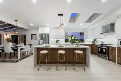 531 GREENWAY AVENUE, North Vancouver BC V7N 3C9