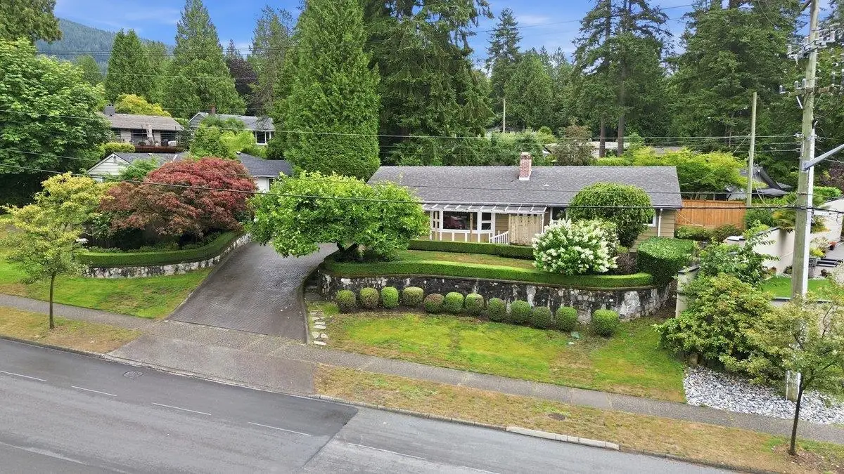 3250 DELBROOK AVENUE, North Vancouver BC V7N 3Y5