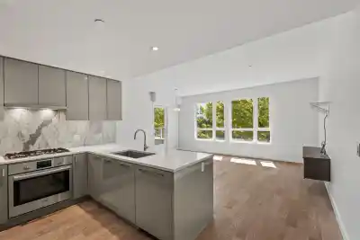 204 4080 YUKON STREET, Vancouver BC V5Y 0L4