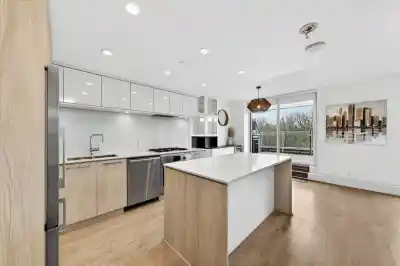610 680 SEYLYNN CRESCENT, North Vancouver BC V7J 0B5