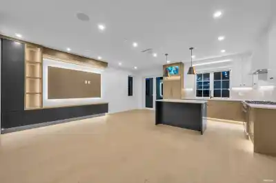 2 5150 SPENCER STREET, Vancouver BC V5R 4A3