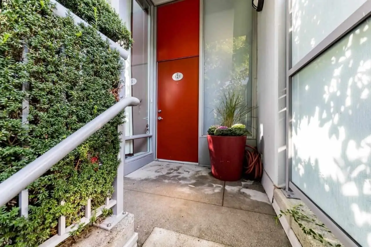 121 W GEORGIA STREET, Vancouver BC V6B 1T9