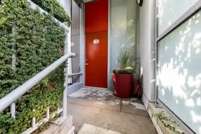 121 W GEORGIA STREET, Vancouver BC V6B 1T9