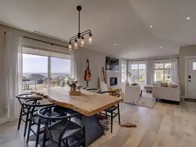 6078 KINGBIRD AVENUE, Sechelt BC V7Z 0S4