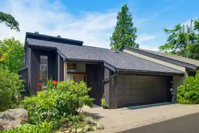 5623 EAGLE COURT, North Vancouver BC V7R 4V4