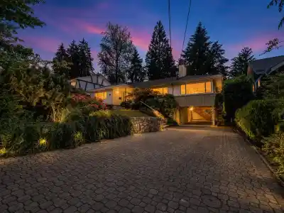 869 CLEMENTS AVENUE, North Vancouver BC V7R 2K6