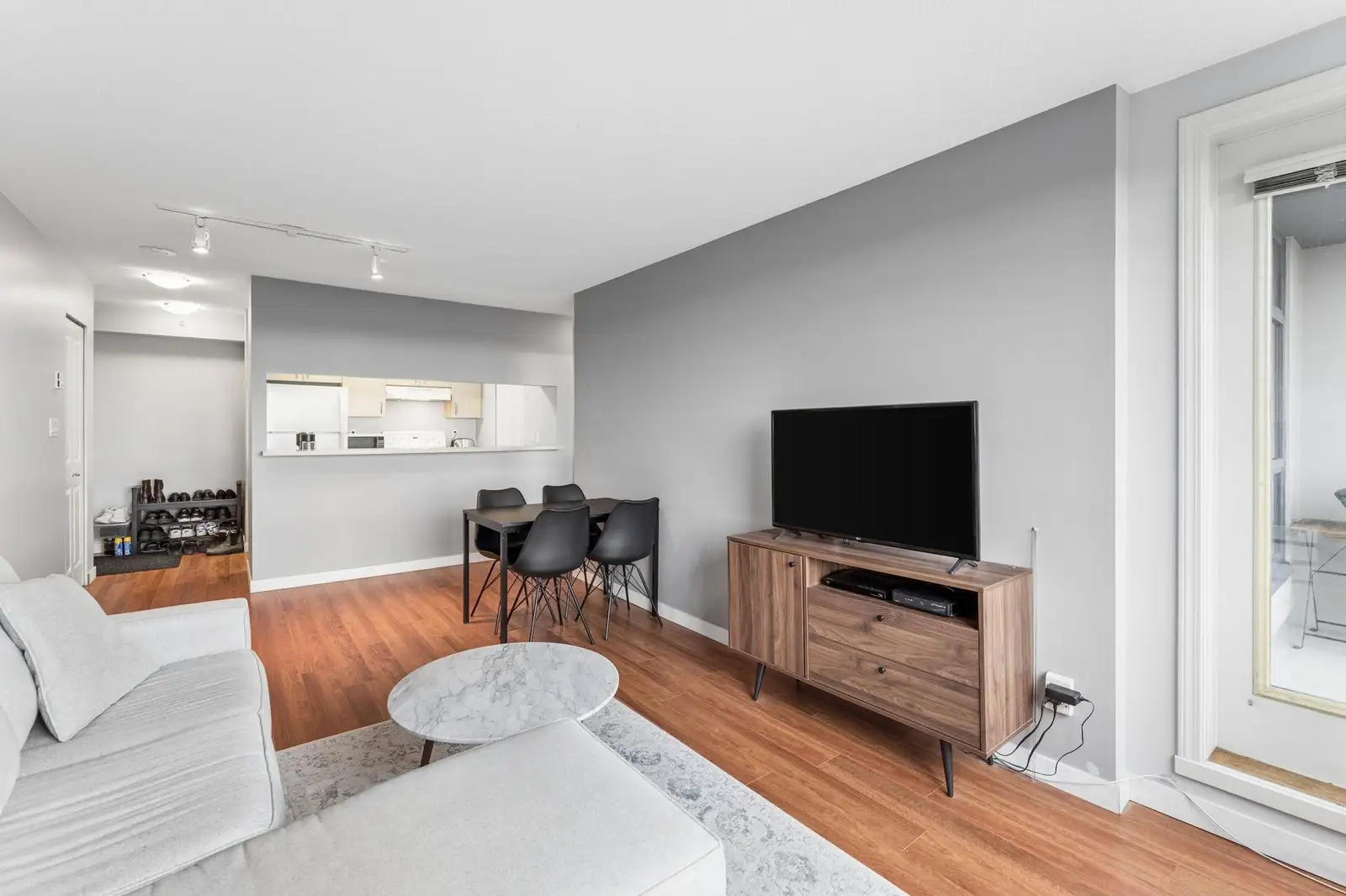 901 3520 CROWLEY DRIVE, Vancouver BC V5R 6G9