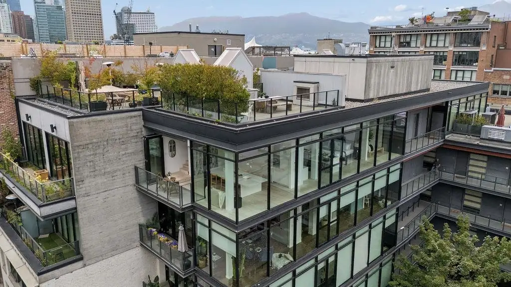 PH 602 12 WATER STREET, Vancouver BC V6B 1A5