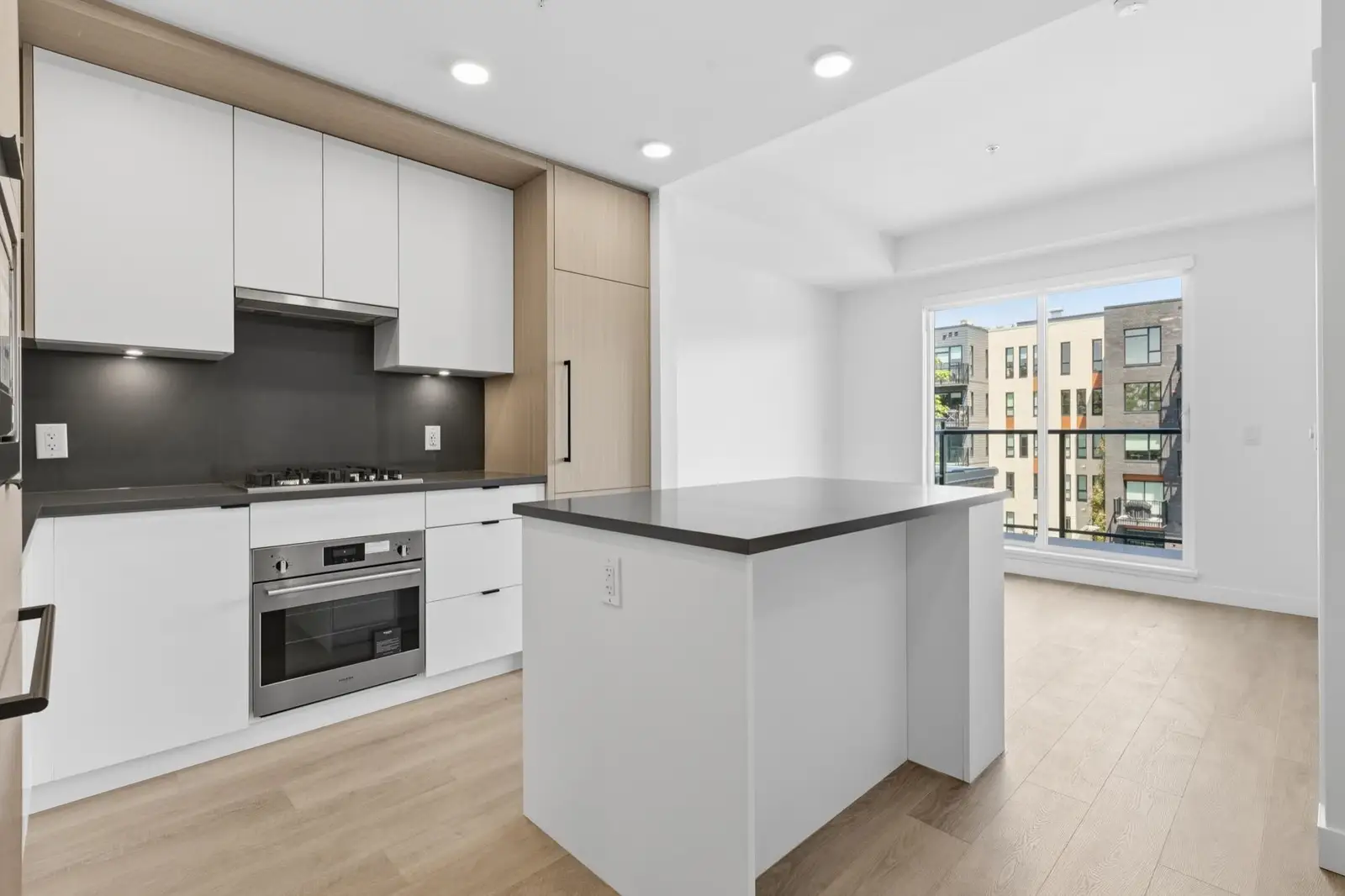 404 2268 E BROADWAY, Vancouver BC V5N 0L2