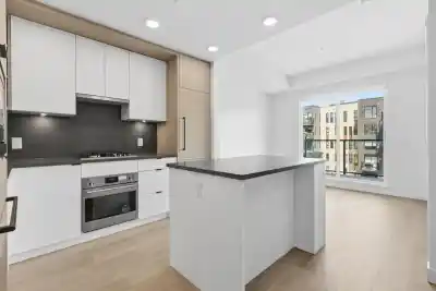 404 2268 E BROADWAY, Vancouver BC V5N 0L2