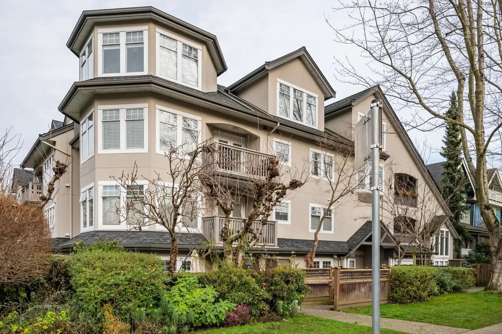 304 1989 W 1ST AVENUE, Vancouver BC V6J 1G7