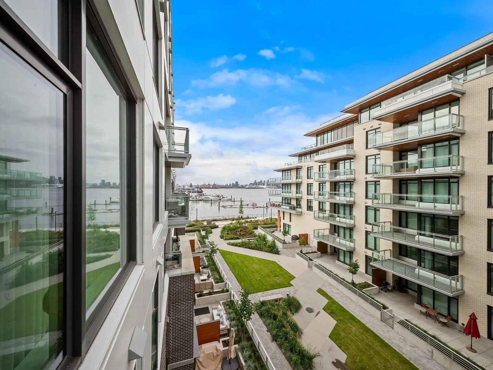 425 755 HARBOURSIDE DRIVE, North Vancouver BC V7P 0G1