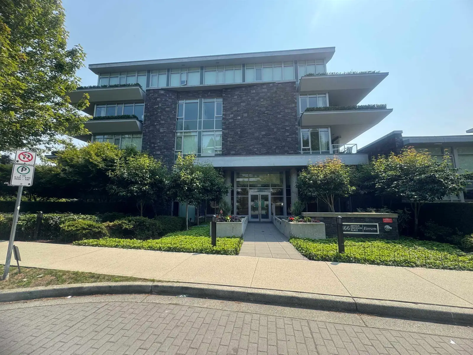 402 866 ARTHUR ERICKSON PLACE, West Vancouver BC V7T 0B2