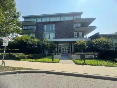 402 866 ARTHUR ERICKSON PLACE, West Vancouver BC V7T 0B2