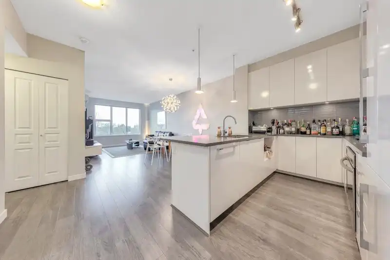 521 9311 ALEXANDRA ROAD, Richmond