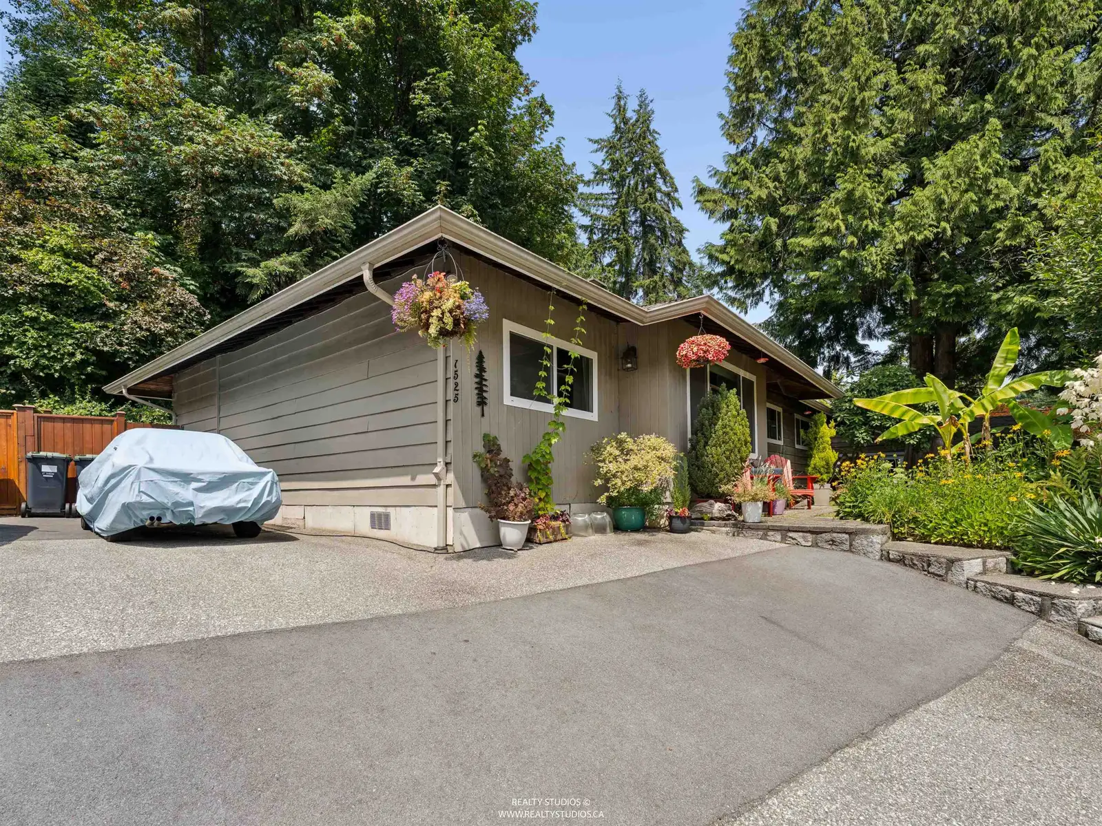 1525 AVONLYNN CRESCENT, North Vancouver BC V7J 2V2