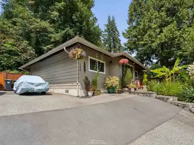 1525 AVONLYNN CRESCENT, North Vancouver BC V7J 2V2