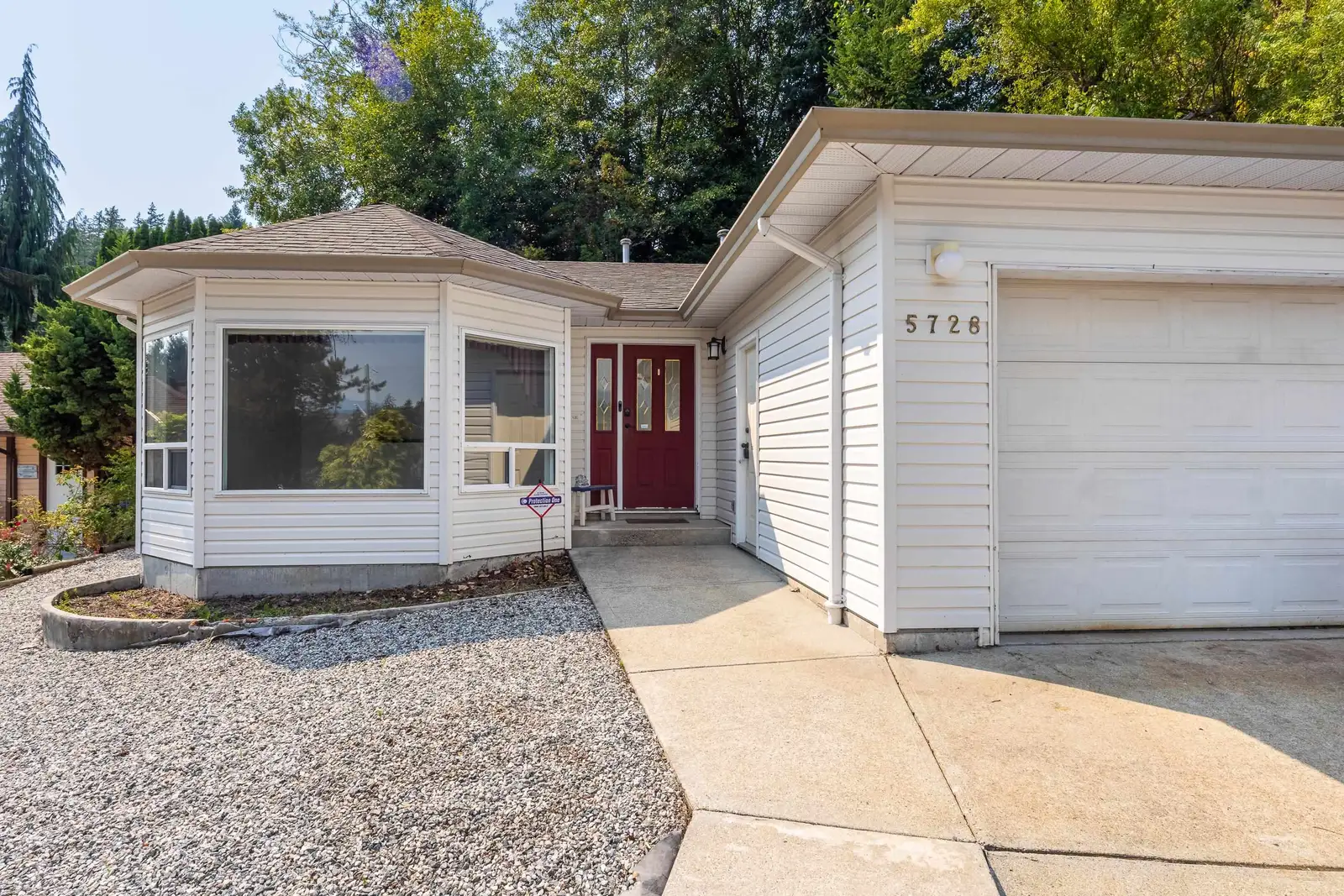 5728 TRAIL AVENUE, Sechelt BC V7Z 0L8