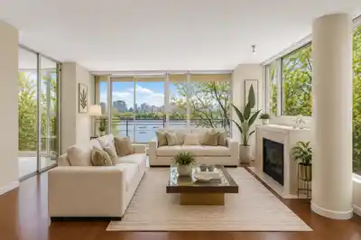 200 9 SMITHE MEWS, Vancouver BC V6B 0B6