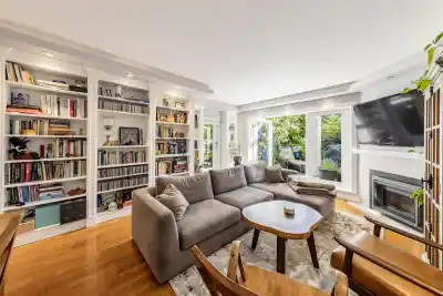W102 3189 CAMOSUN STREET, Vancouver BC V6R 3X2