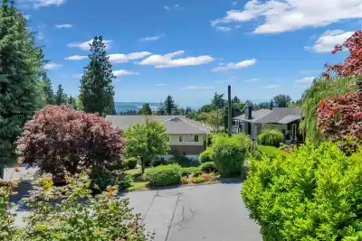 468 SAVILLE CRESCENT, North Vancouver BC V7N 3B1