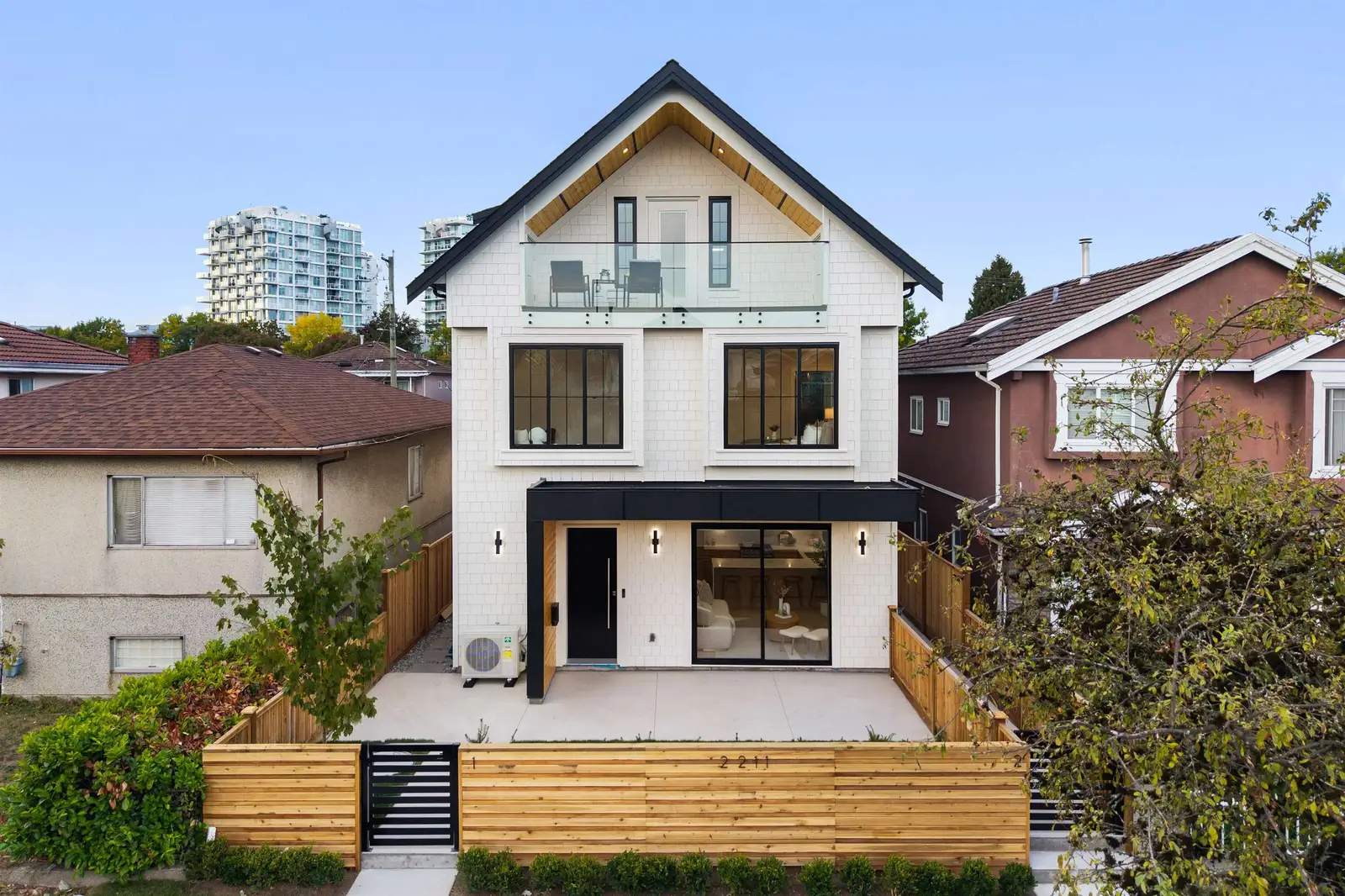 2 2211 MANNERING AVENUE, Vancouver BC V5N 3C5